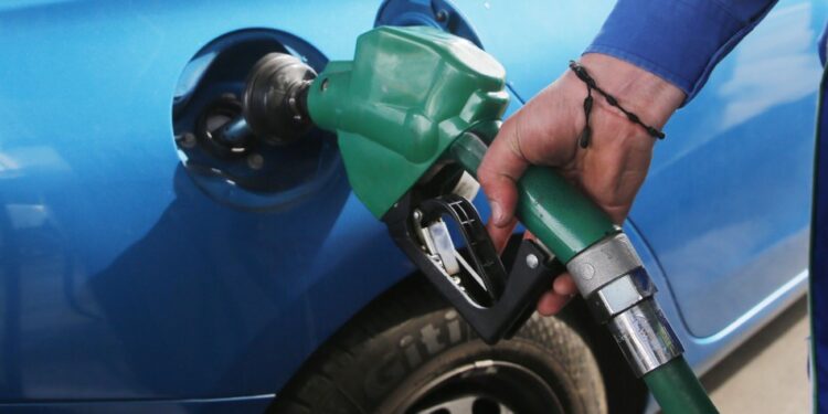 Expertos afirman que bencinas seguirán bajando en diciembre
