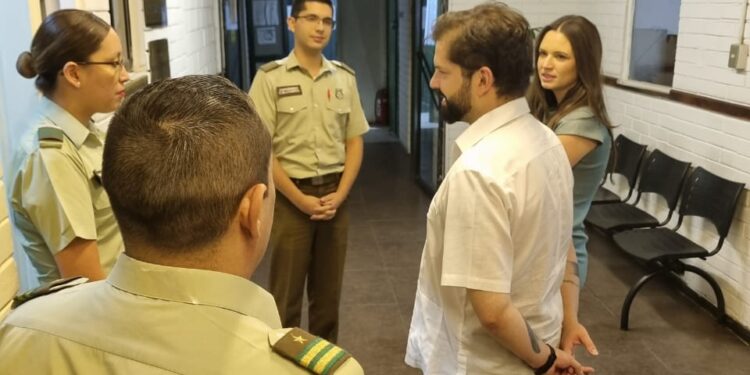Presidente Gabriel Boric acompañó a personal médico y policial en noche de Navidad