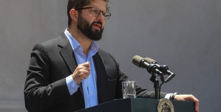 Cadem: Desaprobación al presidente Boric subió a 65%