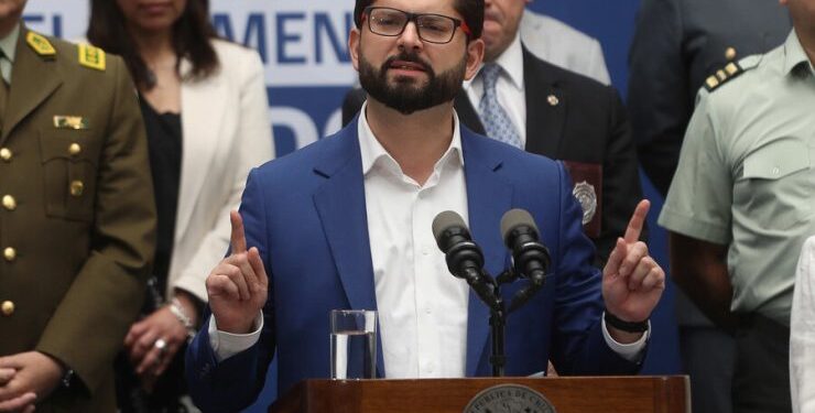 Cadem: Aprobación del Pdte. Boric se mantuvo en el 30%