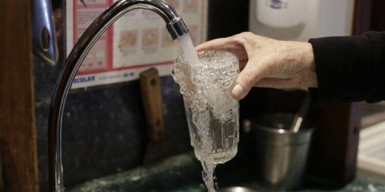 Osorno: Tras cuestionamientos, Essal confirmó que agua es apta para el uso