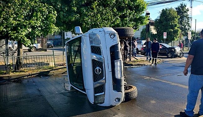Dos lesionados deja colisión con posterior volcamiento en Osorno