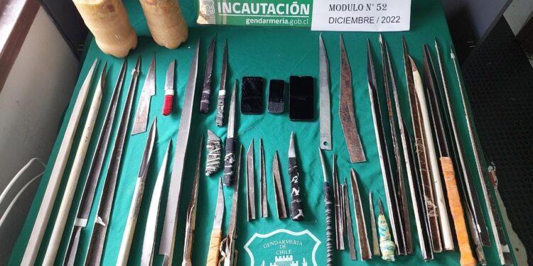 Operativo regional: Decomisan 5 armas y 2 litros de licor en cárcel de Osorno