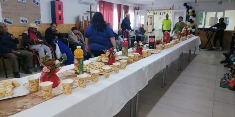 Colectiveros de Osorno compartieron una once navideña con residentes del Hogar de Cristo&nbsp;