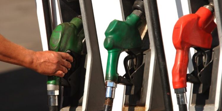 Precio de las bencinas bajarán nuevamente desde este jueves