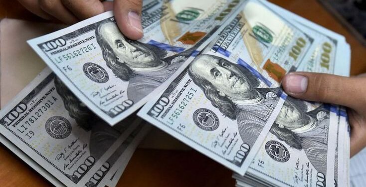 Dólar opera al alza esta mañana y apunta a terminar la semana sobre los $880