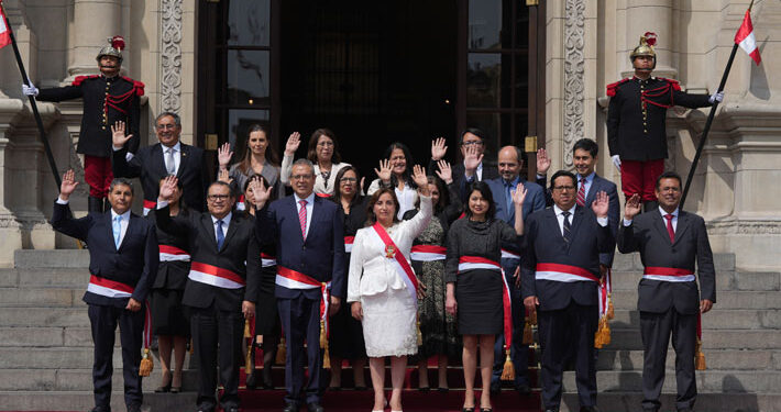 Un gabinete diverso: Dina Boluarte toma juramento a sus ministros en Perú