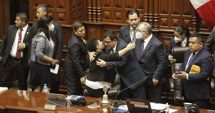Congreso peruano aprueba primer trámite para adelantar elecciones