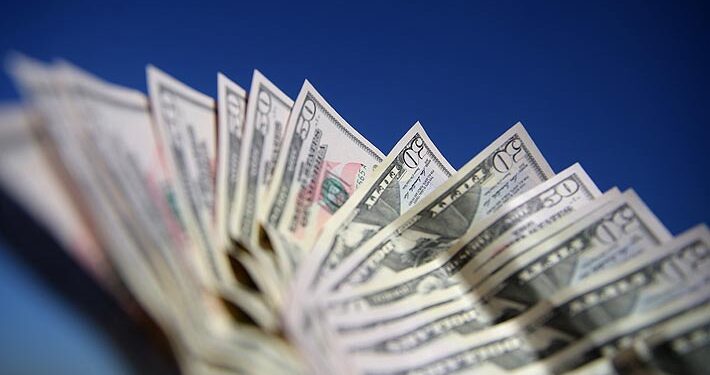 Dólar retoma alzas la mañana de este viernes y bordea los $875