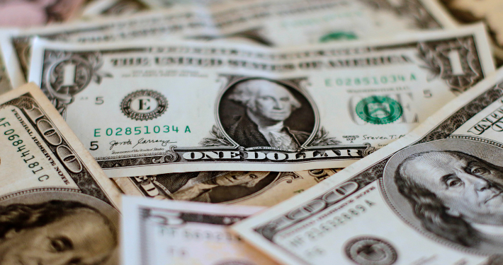 Dólar abre última semana del año con leve caída y se mantiene bajo los $880&nbsp;