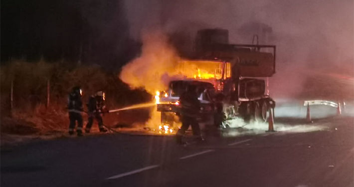 Sujetos queman camión detenido a un costado de la Ruta 5 en Collipulli