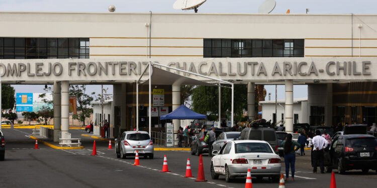 Autoridades de Arica temen posible aumento de migración irregular por crisis en Perú