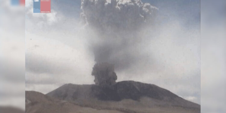 Declaran alerta amarilla por actividad del volcán Láscar