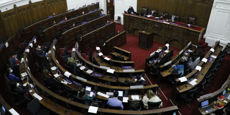 Cadem: 67% cree que Chile necesita una nueva Constitución