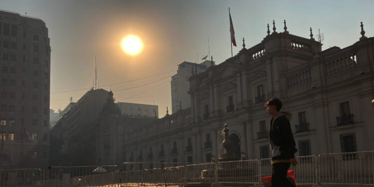Decretan alerta por riesgo sanitario en región Metropolitana por presencia de humo