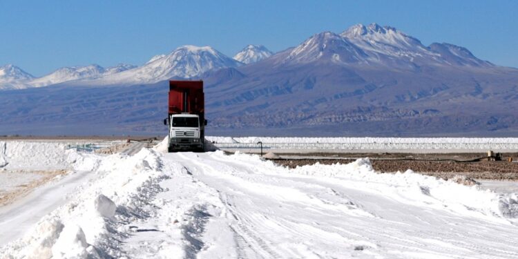Ministro Marcel adelantó presentación de política nacional sobre el litio