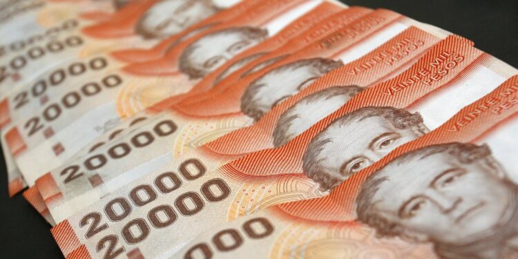 Gobierno cede y aumentará salarios de funcionarios con ingresos más altos