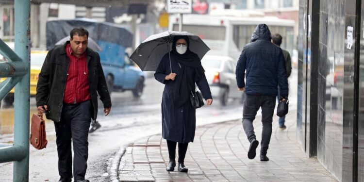 Irán planea bloquear las cuentas bancarias de mujeres que no usen el velo
