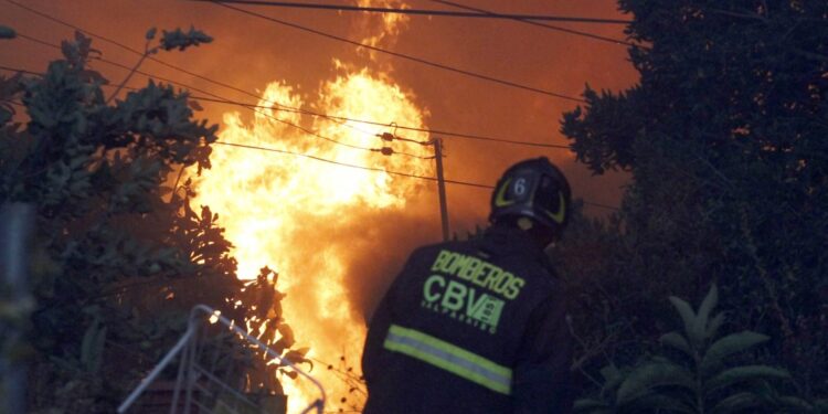 Al menos dos fallecidos y 400 casas quemadas deja el incendio en Viña del Mar