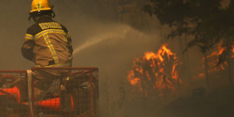 Onemi reporta 11 incendios forestales que se mantienen en combate a nivel nacional