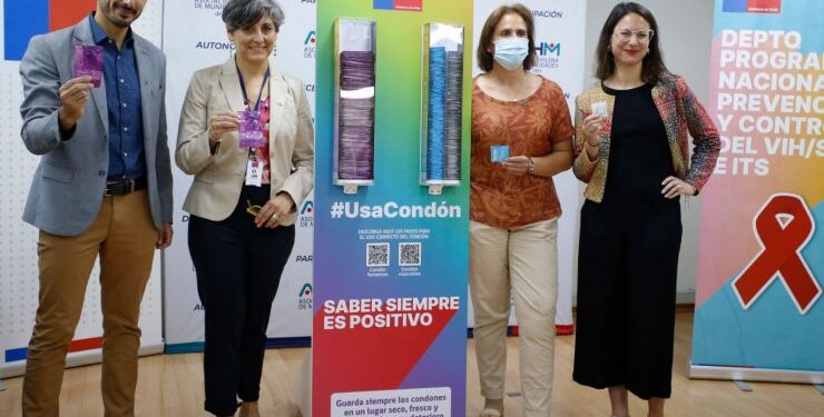 Minsal firma convenio para instalar dispensadores de preservativos a nivel nacional