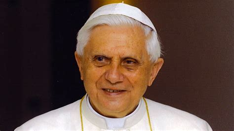 Expontífice Benedicto XVI está «muy enfermo»: Papa Francisco pide rezar