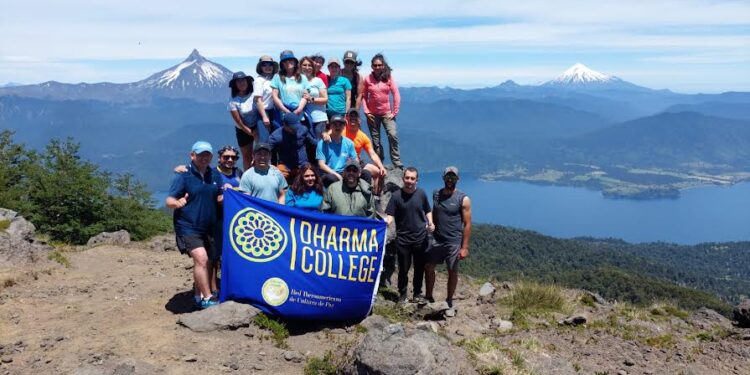 Funcionarios de Dharma College subieron al mirador del Sarnoso