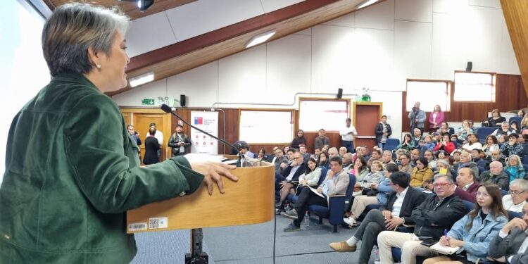 Ministra del trabajo visitó Puerto Montt y abordó reforma previsional