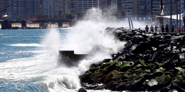 Armada emitió aviso por marejadas anormales: Llaman a no ingresar al mar