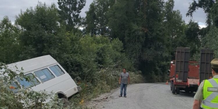 Minibús particular volcó a un costado de ruta U-655 camino a Rupanquito