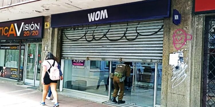 Delincuente robó 3 millones de pesos y 60 teléfonos desde tienda en Osorno