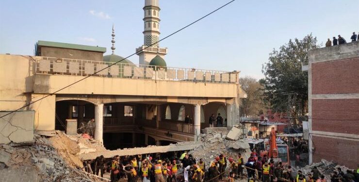 Ataque suicida deja al menos 27 muertos y 140 heridos en mezquita de Pakistán
