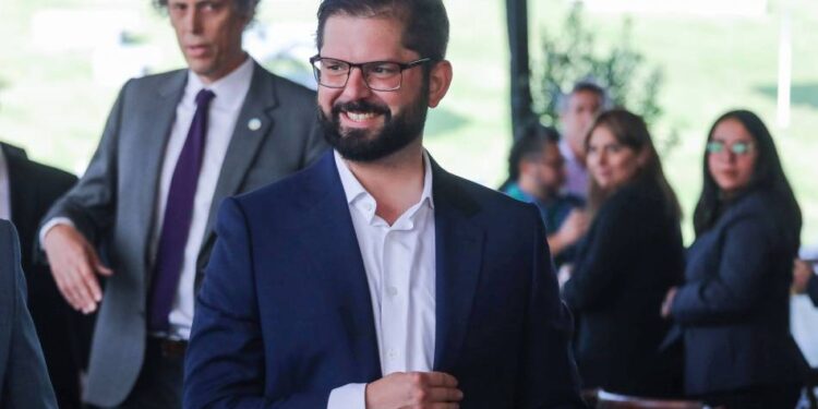 Boric pide al Congreso “dar vuelta la página» tras ratificación a Valencia