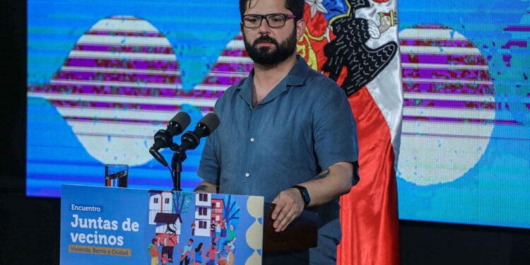 Cadem: Aprobación del Presidente Boric baja al 25%