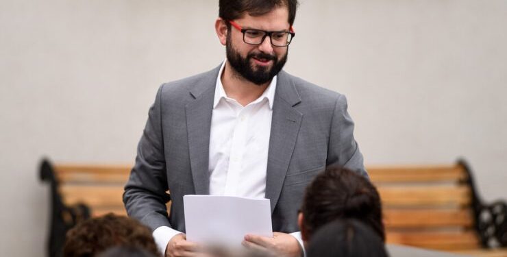 Cadem: Aprobación al presidente Boric subió un punto