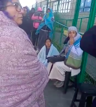 Osorno: Familias pasan la noche en frontis de colegios buscando cupo de matrícula