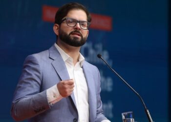 Cadem: Aprobación al Pdte. Boric subió a un 27%