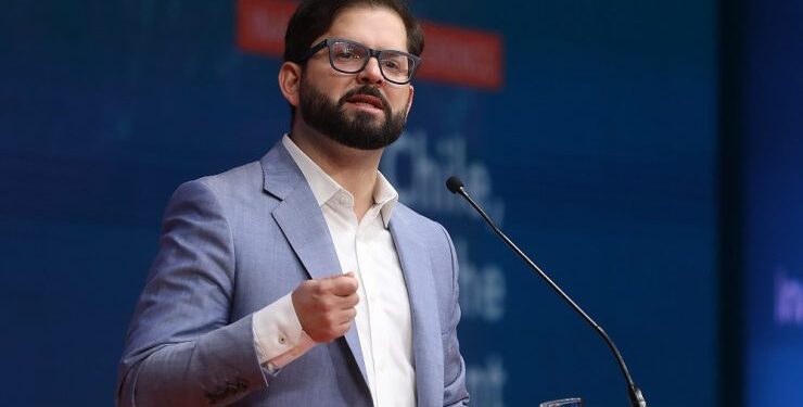 Cadem: Aprobación al Pdte. Boric subió a un 27%