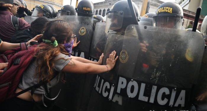 Perú: manifestantes queman segundo puesto fronterizo con Bolivia