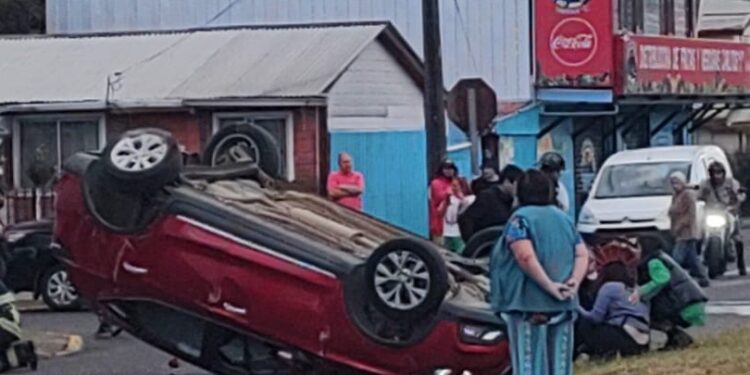 Osorno: Dos lesionados dejó colisión con posterior volcamiento en Francke