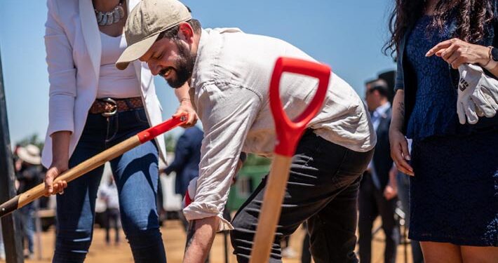 Boric finaliza gira en Los Ríos con primera piedra de proyecto habitacional