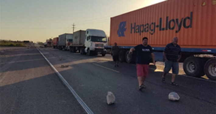 Camioneros chilenos piden intervención por bloqueo en ruta que une Arica con Tacna