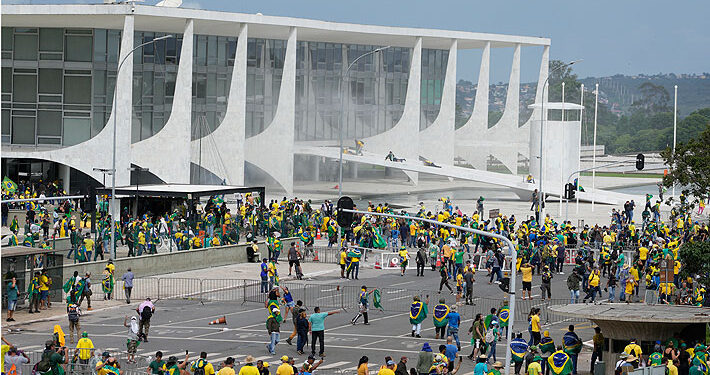 Mantienen prisión para 942 detenidos por asalto a sedes políticas en Brasil