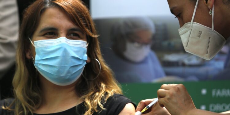 Vacuna bivalente redujo un 81% de hospitalizaciones en mayores de 65
