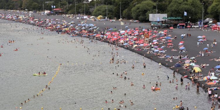 Fortalecerán plan de descontaminación por algas en lago Villarrica