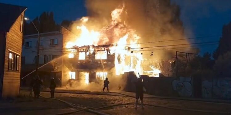 Incendio destruyó vivienda y tres pisos de otra estructura en Osorno