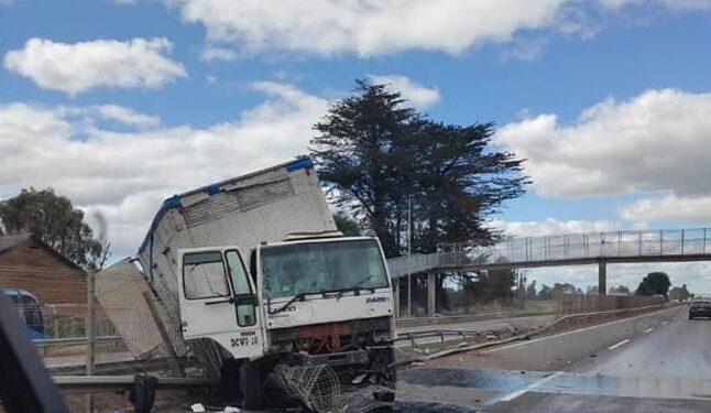 Camión impactó contra barrera de contención en ruta 5 cerca de Purranque