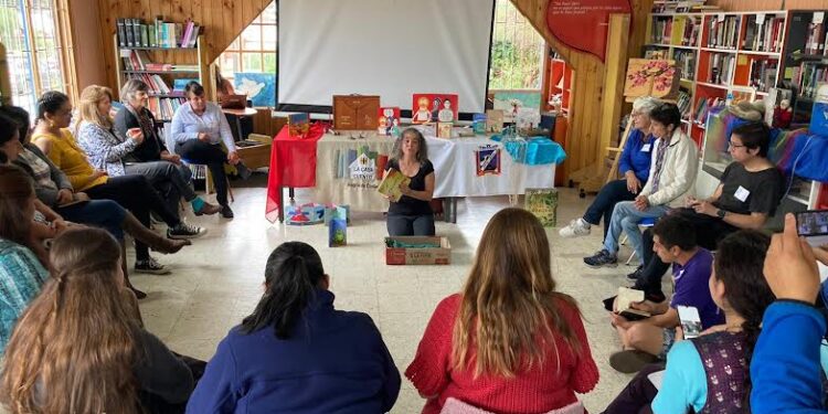 Puyehue realizó capacitación de narración oral a monitores de cuentacuentos