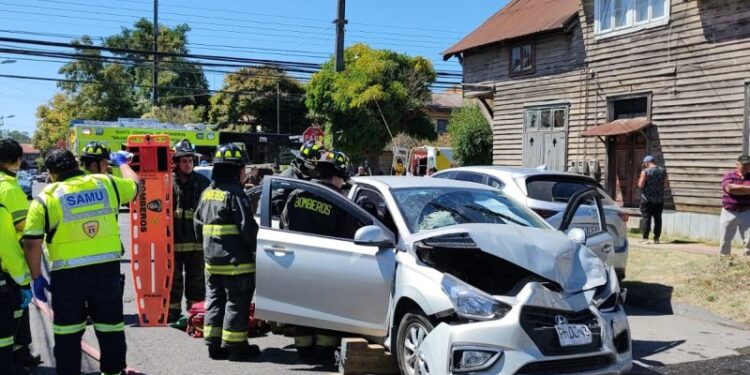 Cuatro lesionados dejó colisión vehicular en sector oriente de Osorno