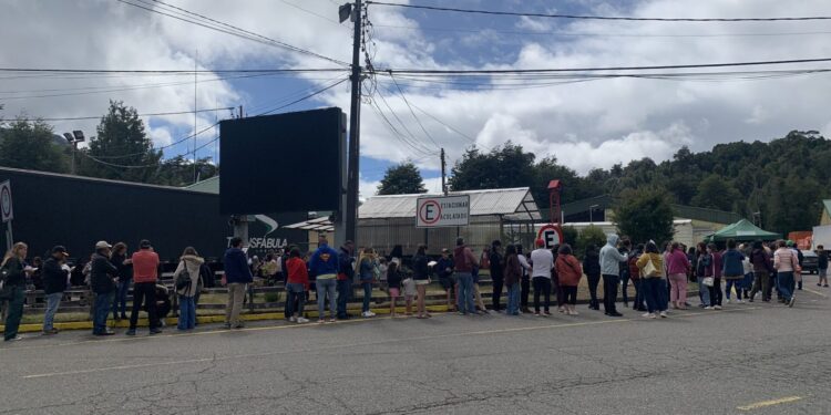 Largas filas y horas de espera se han registrado en paso Cardenal Samoré 